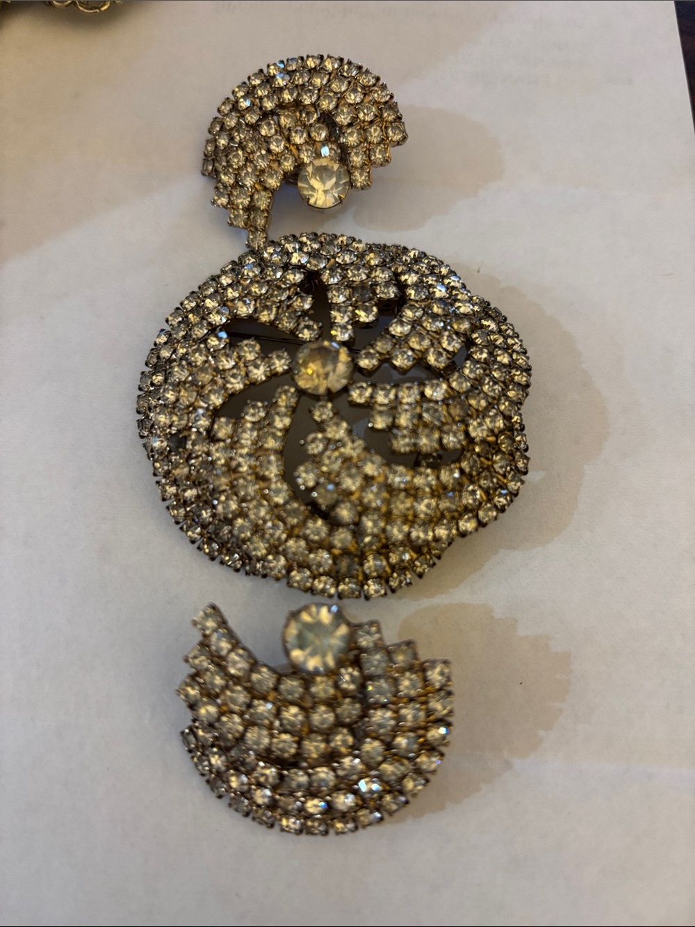 BEAUTIFUL unmarked Crystal Pavé Round Brooch and Earring Set - Silver Tone